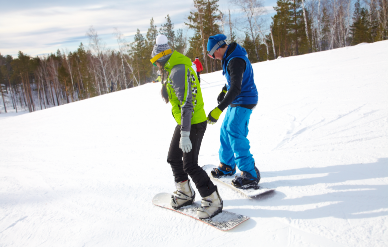 Couple wearing a complete snowboarding gear