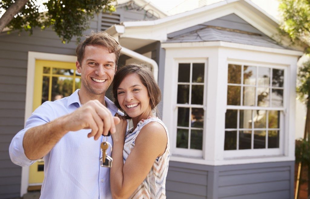 couple with their keys to the house