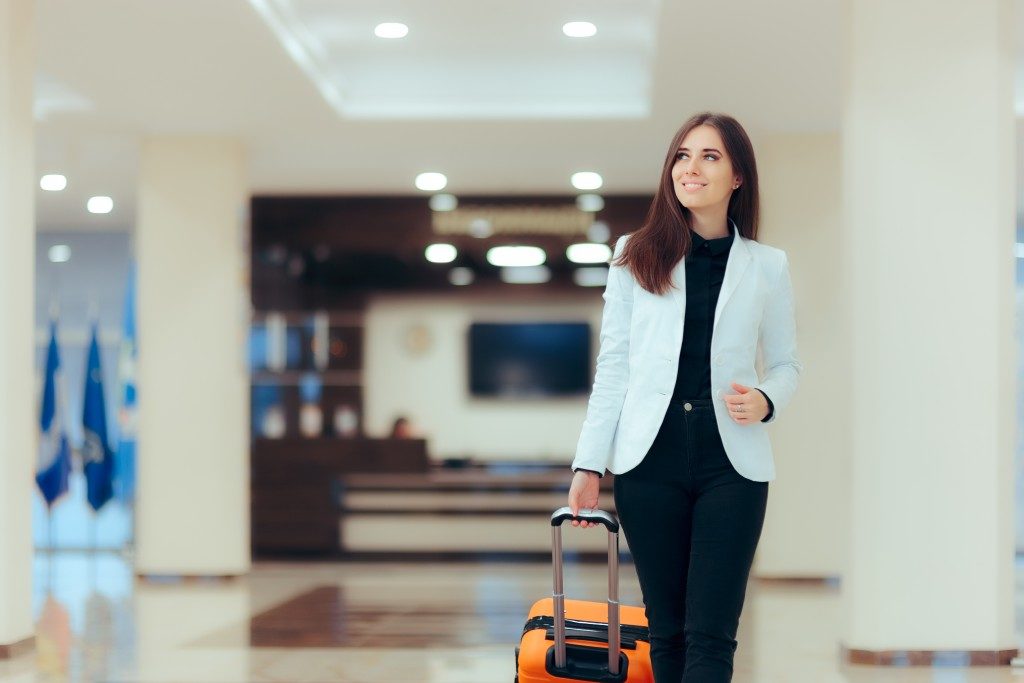 businesswoman carrying her luggage in the airport